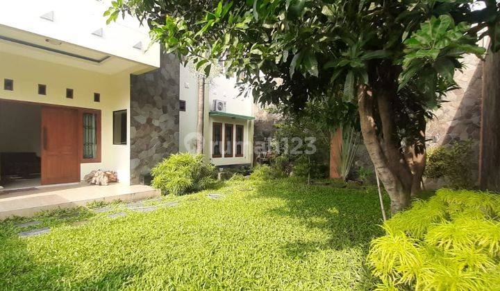 Rumah Mewah di Solo dilengkapi Kolam Renang dan Fully Furnished 1