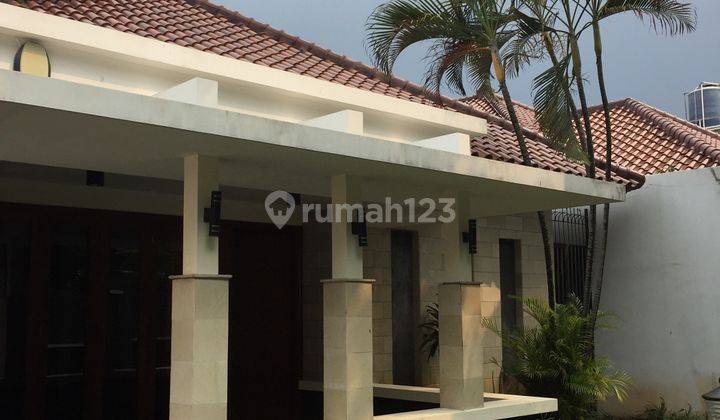 Rumah luas dengan kolam renang di daerah strategis Kemang Selatan 2