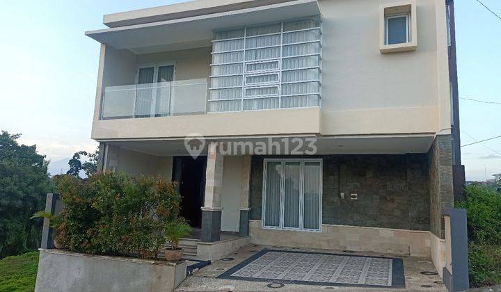 Minimalist 2-storey house with a romantic atmosphere close to Tabanan 1