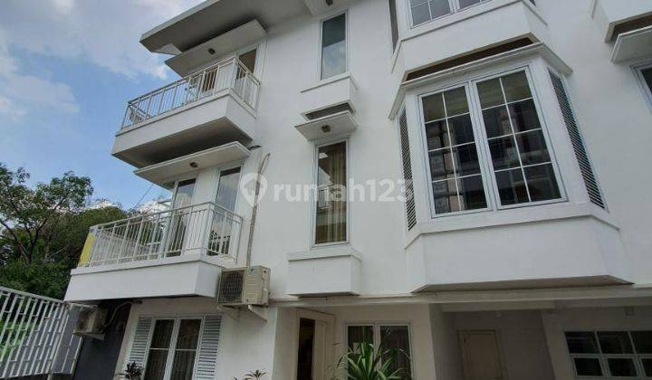 Townhouse murah private pool, jakarta selatan 1