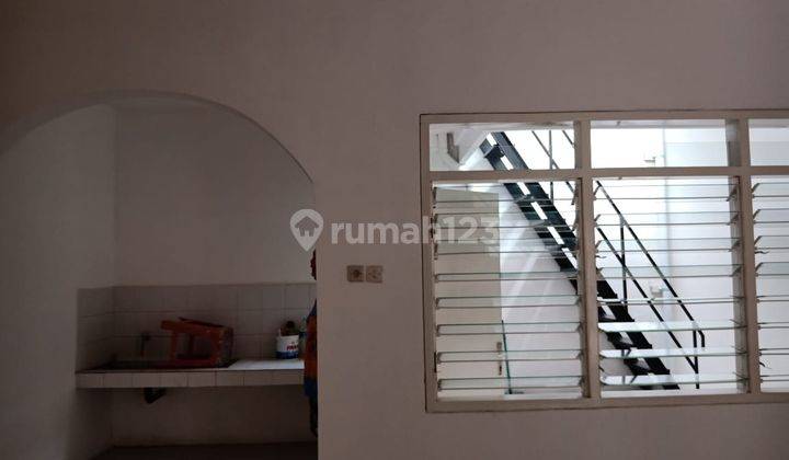 Rumah 1,5 lantai Siap Huni di Klampis Semolo Timur, Surabaya SHM Hadap utara LT 135 m2 9x15 LB 110 m2 KT 4+1 KM 1+1 2