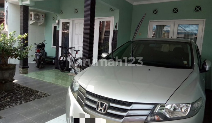 Rumah luas tengah kota pinggir jalan dekat poros jalan 2