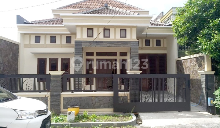 Banyak kamar di belakang hotel Atria Banyak kamar di belakang hotel Atria