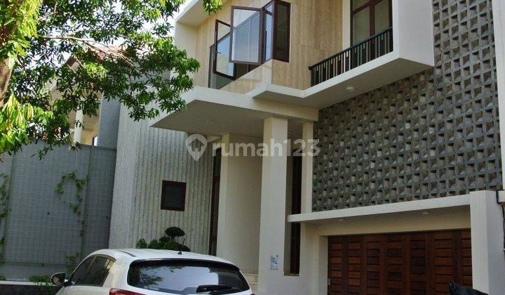 Beautifully House, Good Quality Building At Kemang Area, Nice Pool And Garden, Walking Distance To Kemang Raya Near To Scbd 1