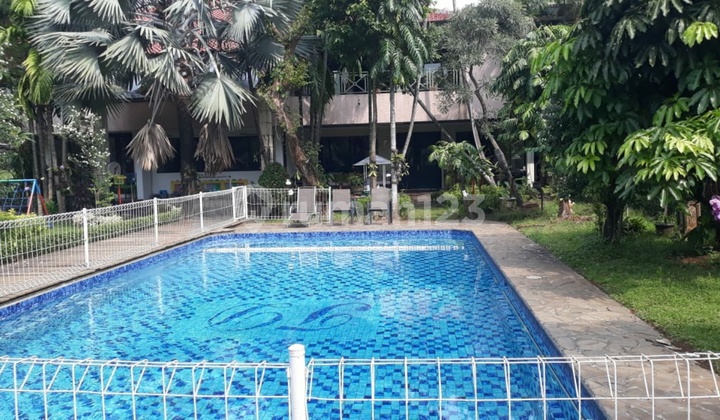 Old house with swimming pool, land area counts in Hang Tuah. Old house with swimming pool, land area counts in Hang Tuah.