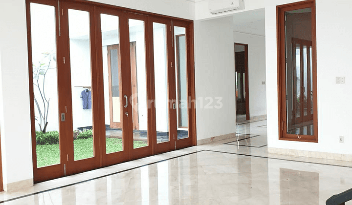 Rumah Cantik Jakarta Selatan Pondok Indah ada Kolam Renang  2