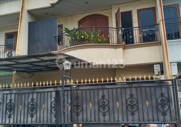 Rumah dgn kusen jati, lok. tenang dan aman di Taman Ratu. 20092