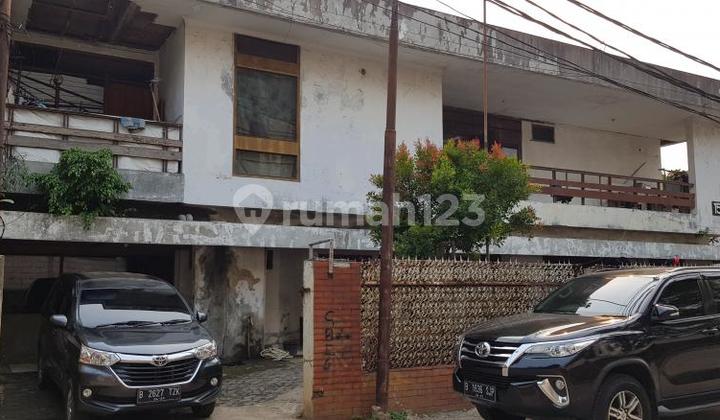 Old house with land included in Wijaya Timur, Kebayoran Baru.