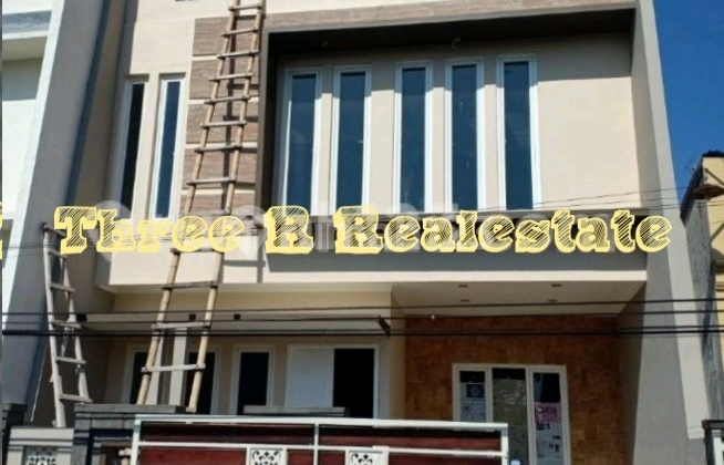 A nice new ready-to-live house with a luxurious and sturdy 2.5-story design. 2