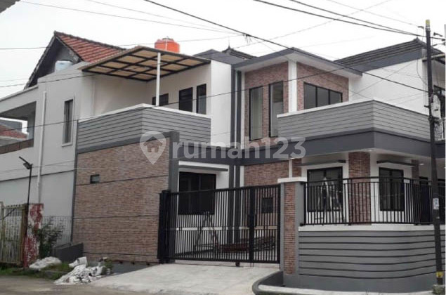 Rumah Hoek 2 Lantai Jl Palem Hijau Harapan Indah, Luas 12,5x14m2