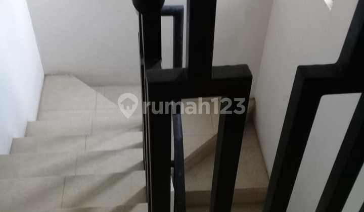 Rumah 2 lantai di jl Permata Bunder Asri Kebomas Gresik 2
