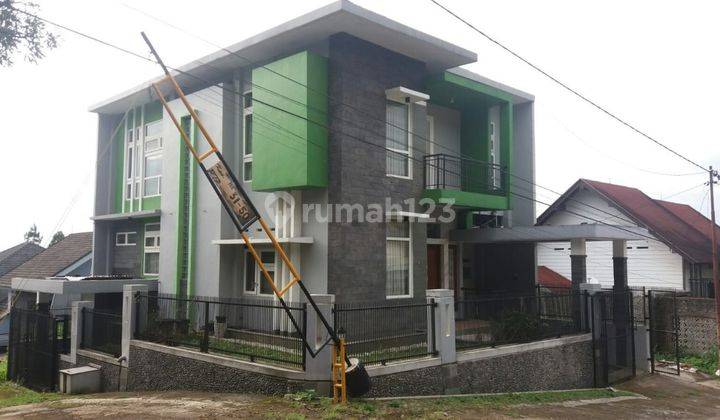 Rumah hook 2 lantai dgn view kota bandung nan cantik harga nego 1