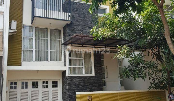 rumah cantik 3lantai siap huni di grand wisata 1