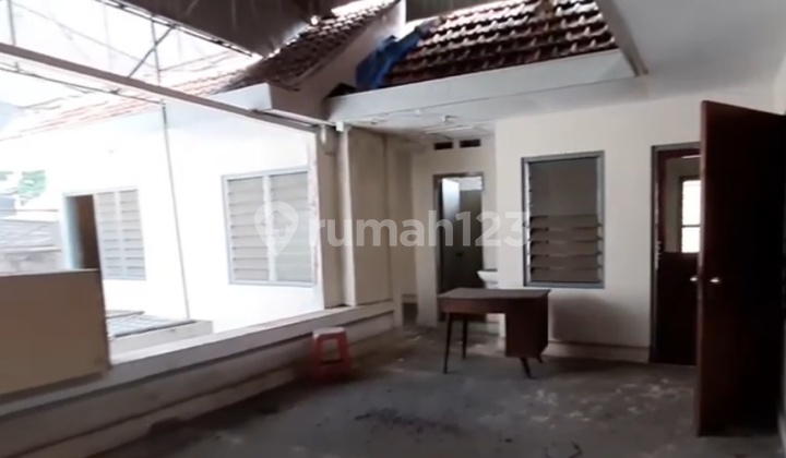 rumah hitung tanah, lokasi pusat kota. Jalan rame. Cocok unt usaha apa aja.  2