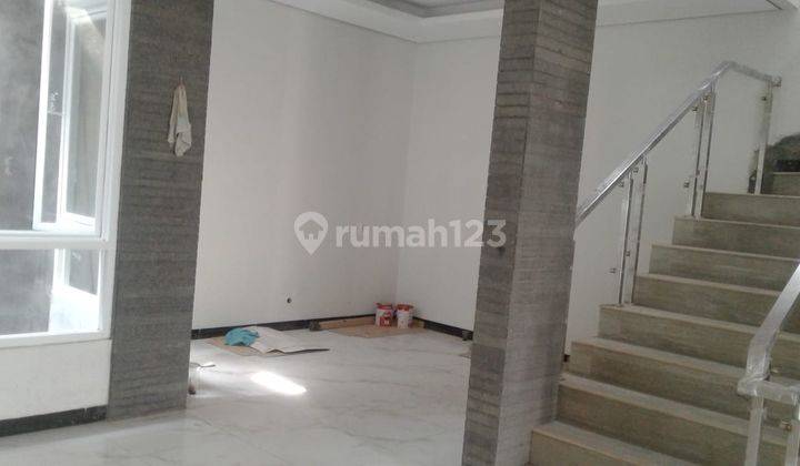 Rumah baru Permata buana  UK 8x18 3 lantai shm Jakarta barat 1