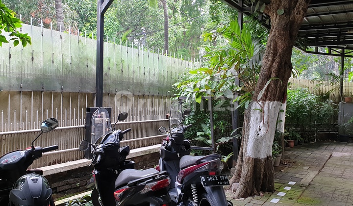 Rumah hook, bangunan lama di jl Birah, cocok untuk bisnis dan hunian.