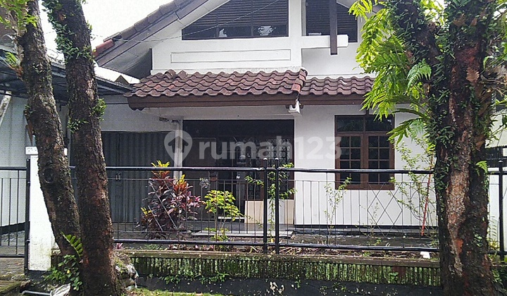The house is leased, serene, and well-maintained in Batununggal Indah, Bandung. The house is leased, serene, and well-maintained in Batununggal Indah, Bandung.