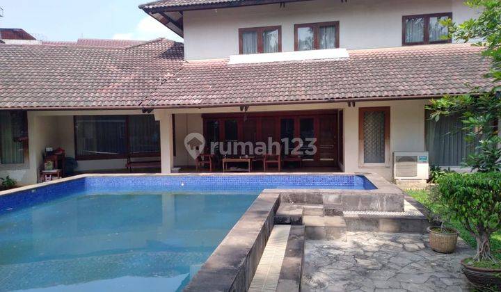 Rumah Luas dengan Swimming Pool di Kemang 1