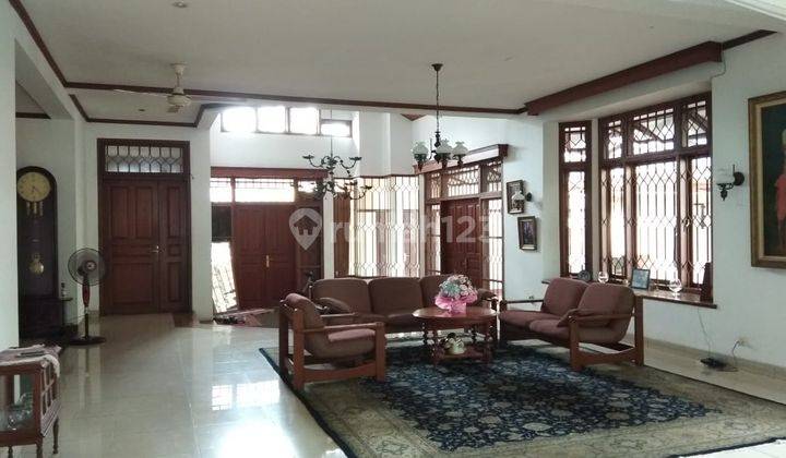 Rumah Posisi Hoek,halaman luas dan taman di Deplu Raya, Jak-Sel 1