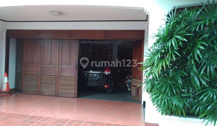 Rumah Posisi Hoek,halaman luas dan taman di Deplu Raya, Jak-Sel 2