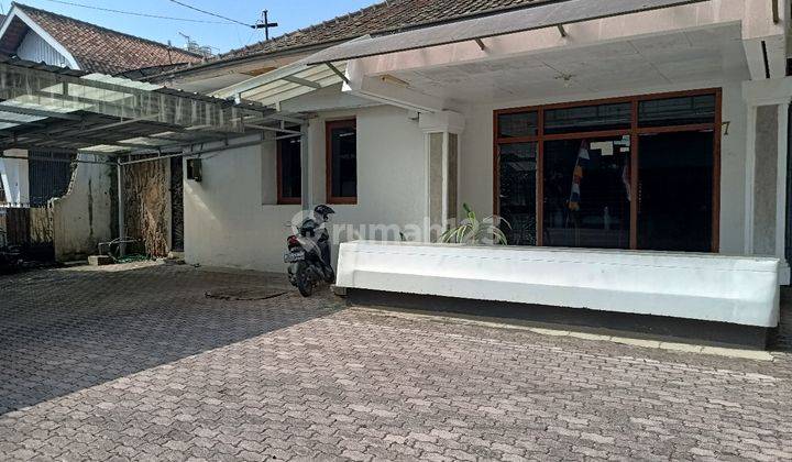 Rumah untuk kantor atau tempat usaha parkir mobil besar di lokasi pusat kota Bandung 1