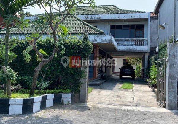 Spacious House with 5 Bedrooms in Gatot Subroto, Denpasar 1