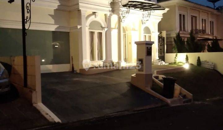 Dijual rumah cantik + kolam renang di Les Belles Maisons Serpong 2