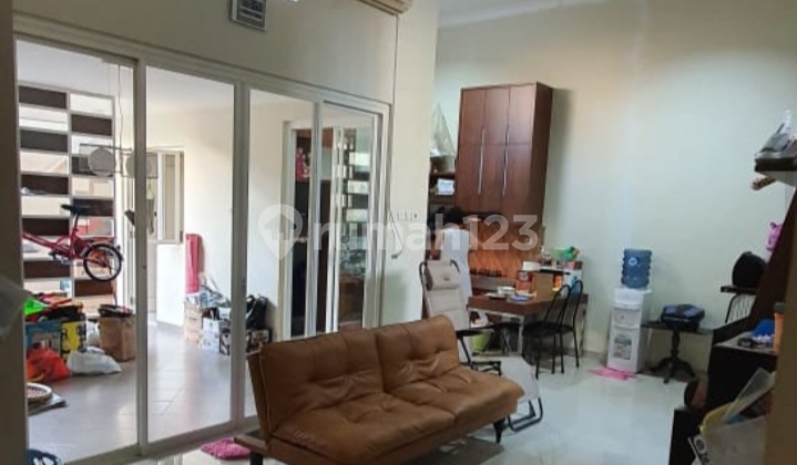 Spacious house on 200m2 land facing South. 2