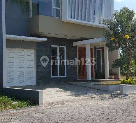 Rumah baru 2 lantai di cluster solo baru 2