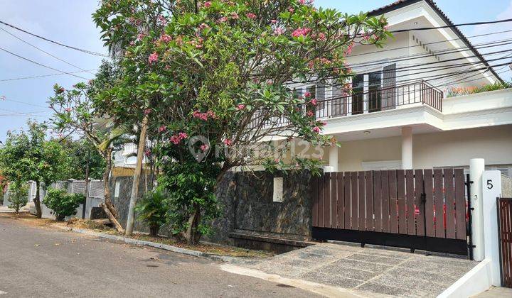 Rumah cantik nan asri dilengkapi dengan swimming pool 1