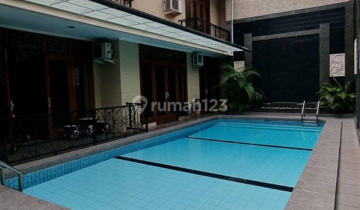 Rumah Cantik dengan Taman yang Luas daerah Kebayoran Baru, sangat Strategis, dan Nego. 2