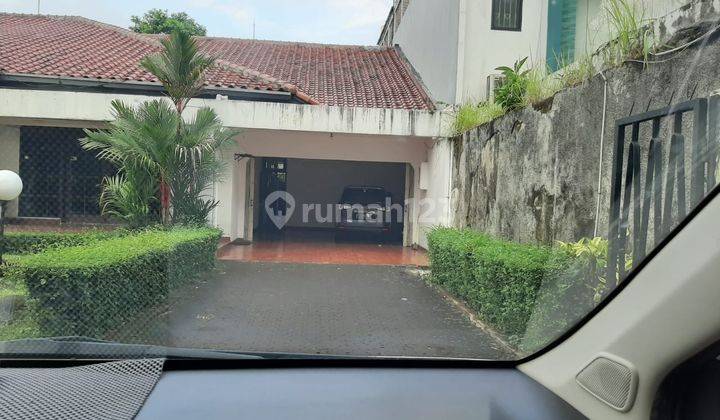 Rumah di jalan Raya di Kemang 1