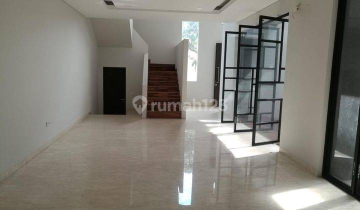 Rumah Mewah 2 lantai, ruangan didesign view kolam renang di Gading Serpong 2