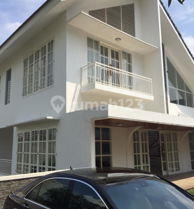 Rumah Cantik dan Artistik
Di Kebayoran Baru