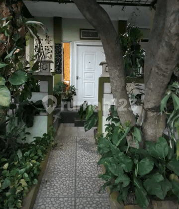 Rumah Cantik 3 Lantai Di Graha Raya 2