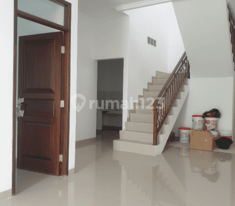 Rumah elite harga irit di Barat Jakarta akses langsung tol 2