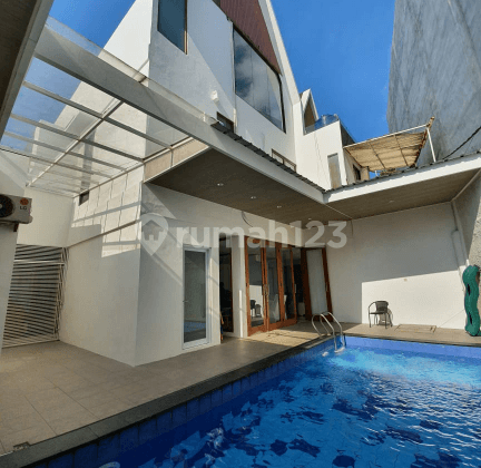 .Rumah modern.private pool dalam town house di jatipadang 1