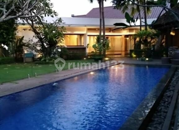 Luxury Home Combining Modern and Resort Concepts
In East Kemang