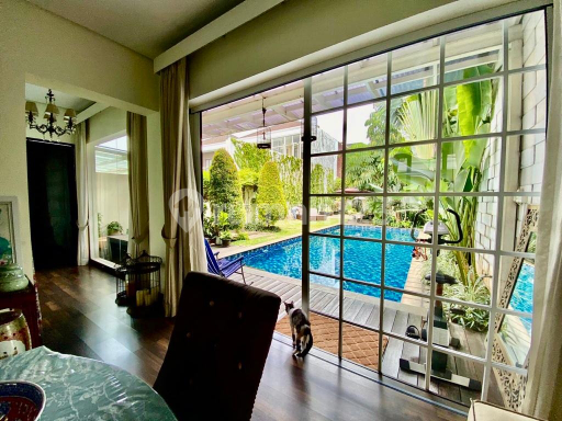 Rumah Cantik dan Mewah dengan Taman yang Luas dan Indah di Tengah Kota Jakarta Selatan