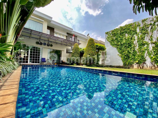 Rumah Cantik dan Mewah dengan Taman yang Luas dan Indah di Tengah Kota Jakarta Selatan