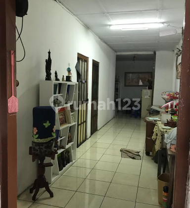 Rumah Tua Hitung Tanah dengan Lokasi Terstrategis