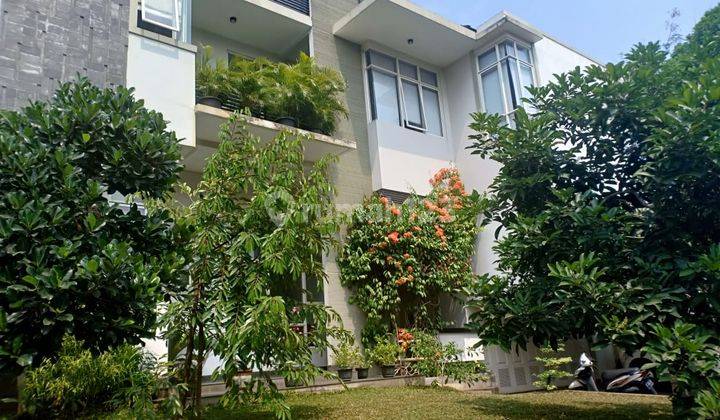 Rumah Mewah Halaman Luas Dekat Sport Club di Telaga Golf Bsd 1