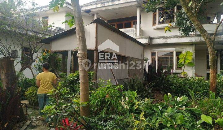 Rumah berkusen Jati berada di jalan Raya Jati Serut, Cibabat , Cimahi. 1