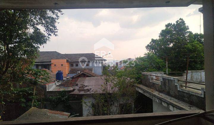 Rumah berkusen Jati berada di jalan Raya Jati Serut, Cibabat , Cimahi. 2