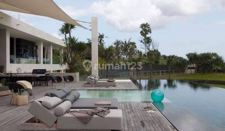 BEACHFRONT LUXURY VILLA IN CANGGU 2