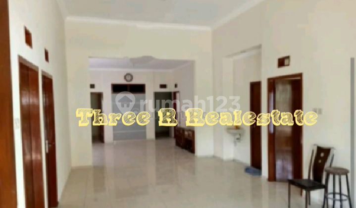 A spacious cluster house with a single gate, many rooms suitable for a boarding house, wide road access. 2