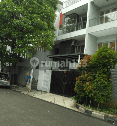 Rumah siap huni di Villa Pondok Indah 1