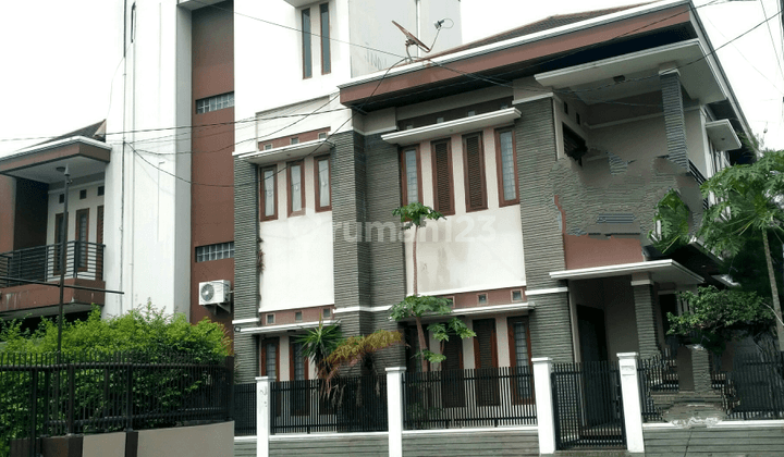 Rumah bagus dua lantai Mewah besar di hook dua muka buah batu bandung 1