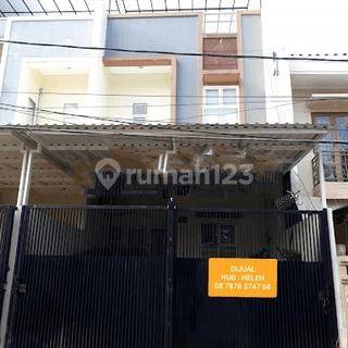 Rumah minimalis 2,5 lantai siap huni di green ville 1