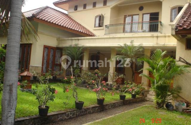 Rumah Mewah di Gandaria 2 Lantai dan Kolam Renang Pribadi Rumah Mewah di Gandaria 2 Lantai dan Kolam Renang Pribadi